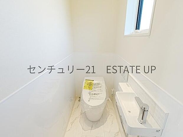 【トイレ】トイレ内に手洗いスペースを完備で鏡も置いてオシャレに。