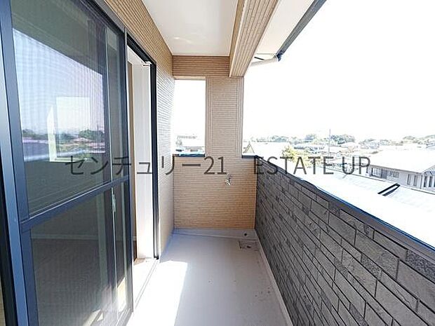 【バルコニー】バルコニーもあるので洗濯物もよく乾きそうです。