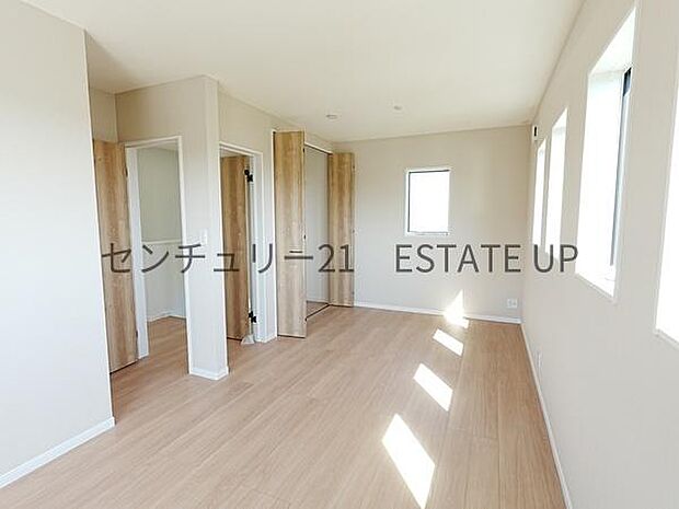 【洋室】クローゼットも収納もあるのですぐに着替えができ便利です♪