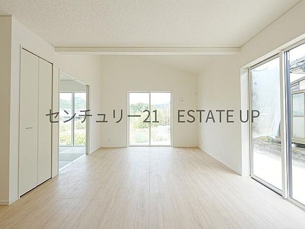 【リビング】広々としたリビング空間に和室もあり、家族団らんや来客時にもゆったり過ごせる心地よい空間。