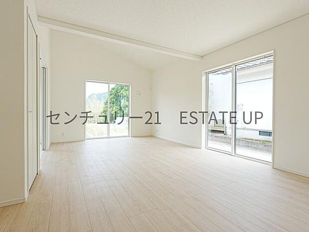 【リビング】心地いい光が差し込みます。過ごしやすいリビングで家族が快適な日々が送れます。
