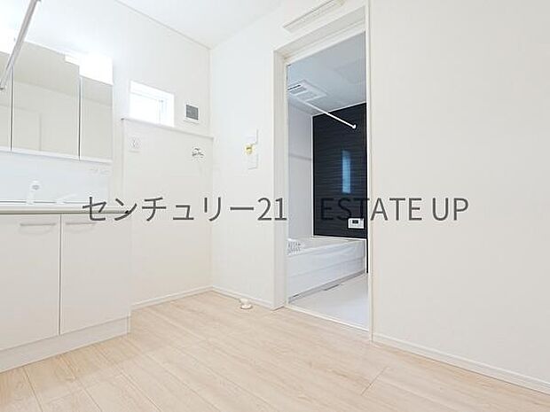 【洗面台・洗面所】スペースの広い洗面所が特徴♪ランドリールームもあり快適にご使用できます♪