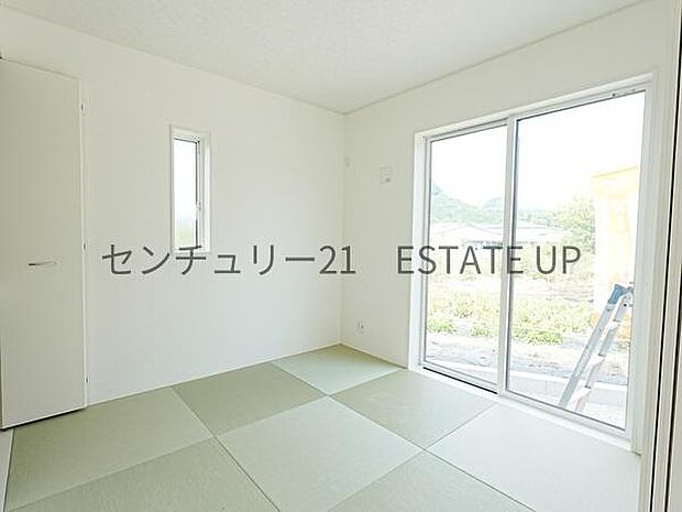 【和室】リビングに和室があり、来客にも、思い切りお子様が遊べるキッズスペースにもお昼寝スペースにもぴったり!