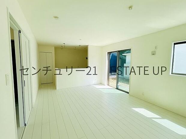 【リビング】お好きなインテリアなどを飾って、ご家族で安らげる癒しの空間をお作りいただけます。