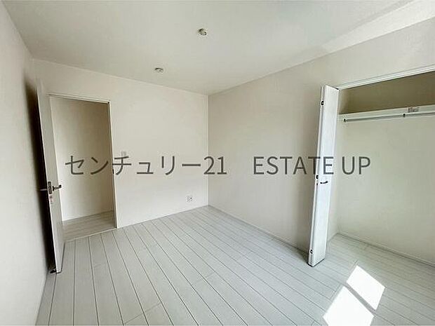 【洋室】収納棚もあるのでライフスタイルに合わせて、多目的にお使いいただけます。