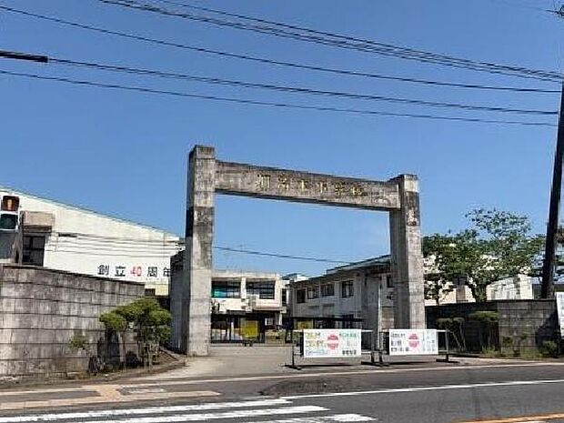 姶良市立加治木小学校まで1337m、姶良市立加治木小学校(校訓:よく学ぶ子・やさしい子・たくましい子)が最寄りにあります。