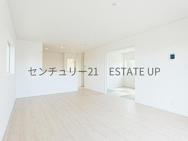 【リビング】ご家族皆様でゆったりとお過ごしいただけるリビングです。