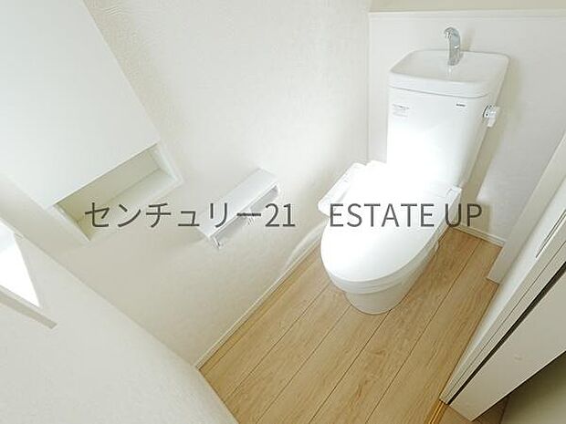 【トイレ】温水洗浄便座付きのトイレです。