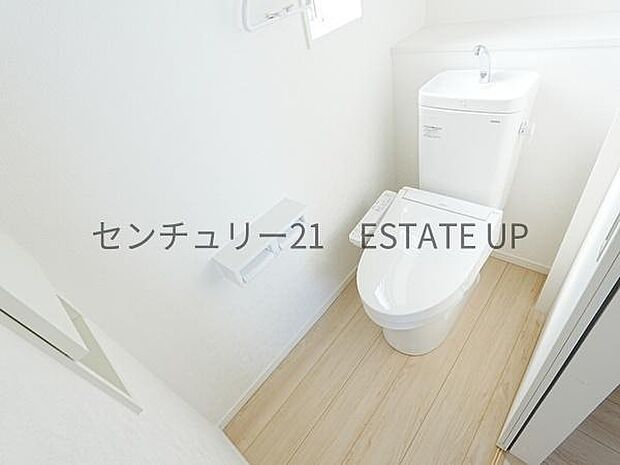 【トイレ】二階トイレ。各階にトイレが付いているので、忙しい朝の時間帯にも安心。
