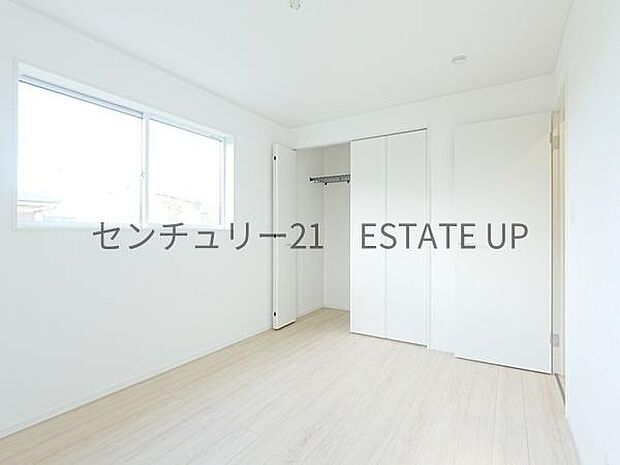 【洋室】クローゼットがあるのですぐに着替えができ便利です♪