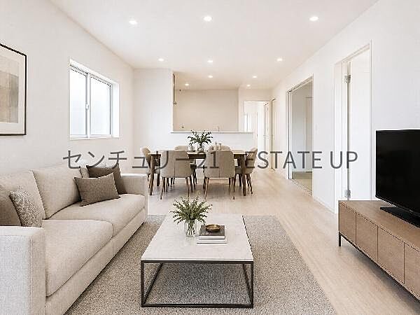 【リビング】リビング空間にキッチンがあり、みんなで食事を楽しめる空間。※ホームステージングしているイメージ図です。