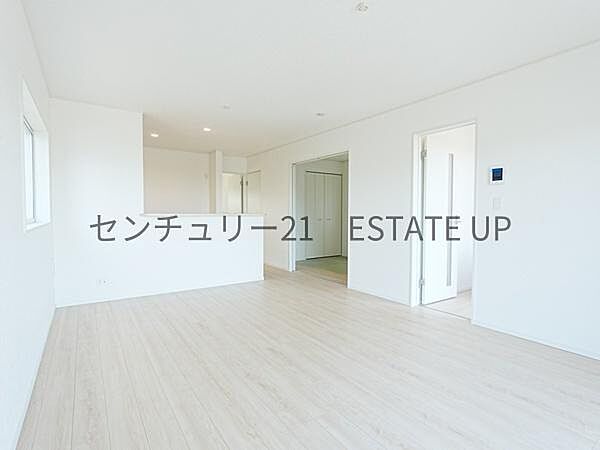 【リビング】リビングに畳の部屋があり来客室やキッズのスペース多様にご使用いただけます。