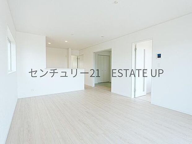 【リビング】リビングに畳の部屋があり来客室やキッズのスペース多様にご使用いただけます。
