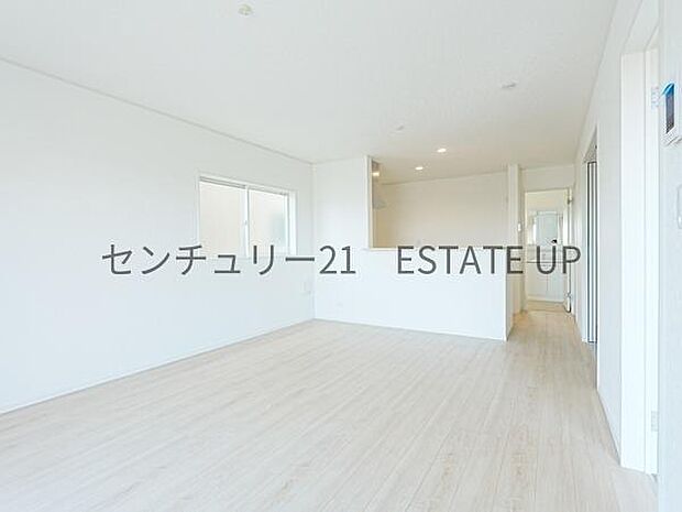 【リビング】ご家族皆様でゆったりとお過ごしいただけるリビングです。