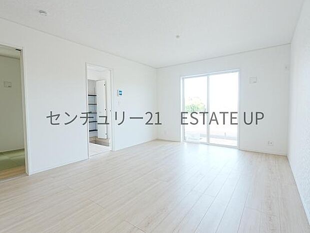【リビング】お好きにアレンジして家具を置き、ご家族で安らげる癒しの空間をお作りいただけます。