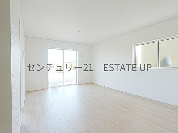 【リビング】心地いい光が差し込みます。過ごしやすいリビングで家族が快適な日々が送れます。