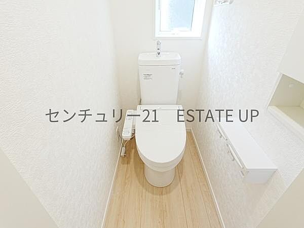 【トイレ】温水洗浄便座付きのトイレです。