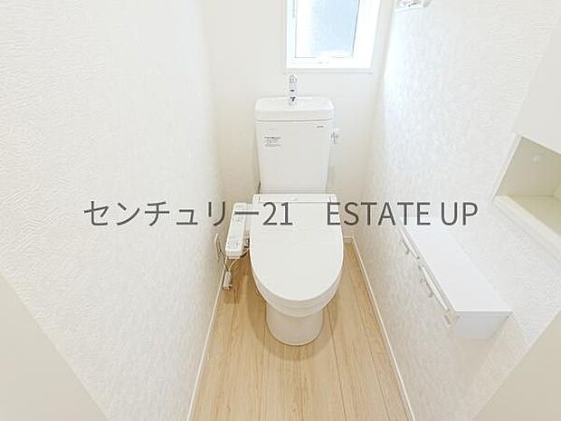【トイレ】温水洗浄便座付きのトイレです。