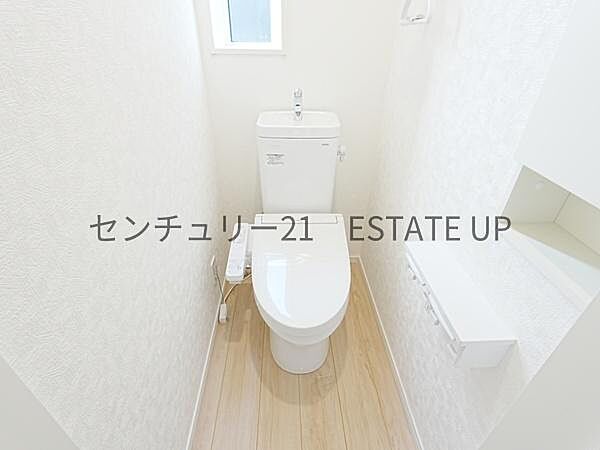 【トイレ】二階トイレ。各階にトイレが付いているので、忙しい朝の時間帯にも安心。