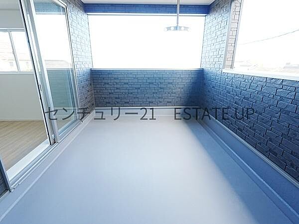 【バルコニー】広々としたバルコニーで夏はBBQもでき、多様にお使いできます。