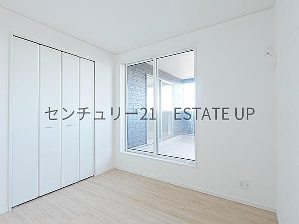 【洋室】バルコニーに出れる洋室で明るく快適な洋室です。