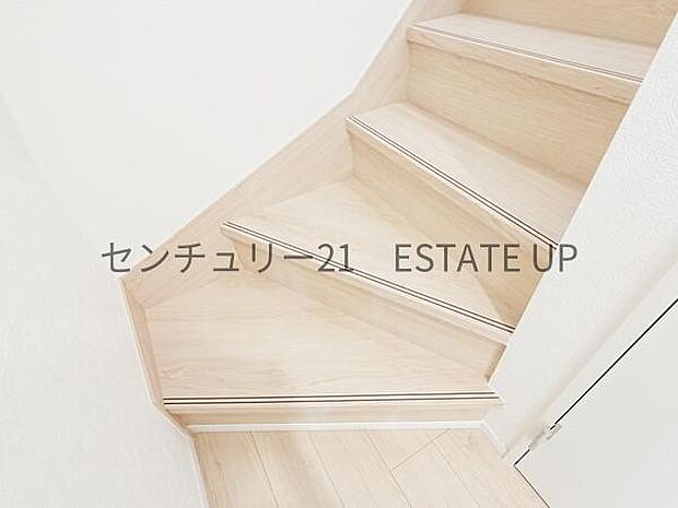 【階段】階段の途中でふと顔を合わせる、そんな日常の一コマが愛おしい。