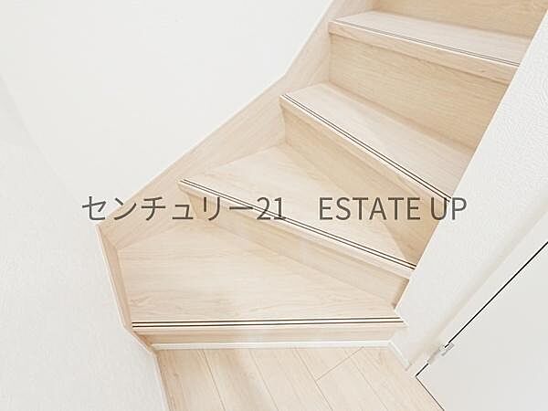 【階段】階段の途中でふと顔を合わせる、そんな日常の一コマが愛おしい。