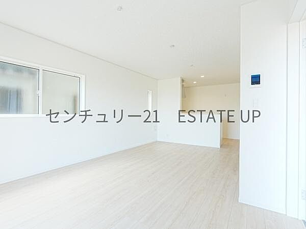 【リビング】ご家族皆様でゆったりとお過ごしいただけるリビングです。