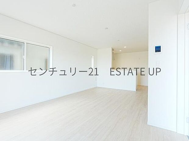 【リビング】ご家族皆様でゆったりとお過ごしいただけるリビングです。