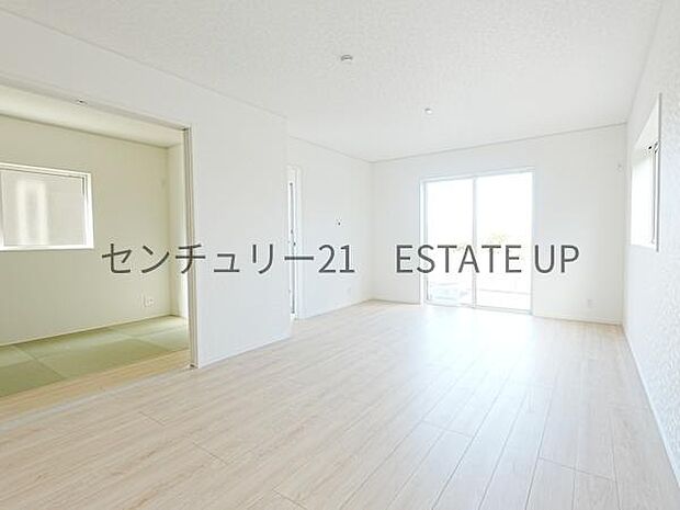 【リビング】リビングに畳の部屋があり来客室やキッズのスペース多様にご使用いただけます。