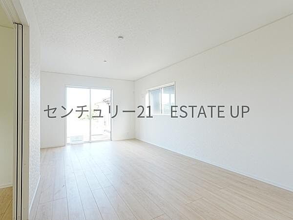 【リビング】心地いい光が差し込みます。過ごしやすいリビングで家族が快適な日々が送れます。