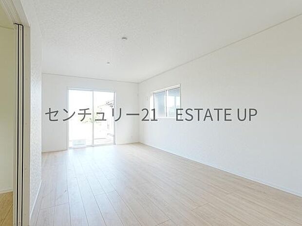 【リビング】心地いい光が差し込みます。過ごしやすいリビングで家族が快適な日々が送れます。
