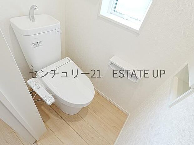 【トイレ】温水洗浄便座付きのトイレです。