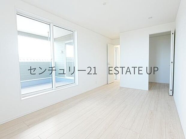 【洋室】バルコニーに出れる洋室で明るく快適な洋室です。