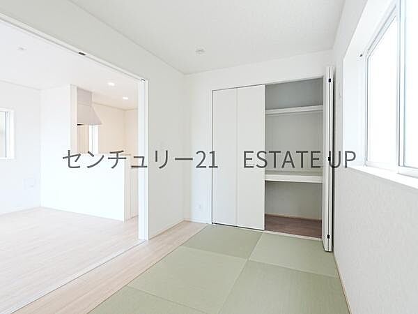 【和室】リビングに和室があり、来客室にも、思い切りお子様が遊べるキッズスペースにもお昼寝スペースにも多様に使用できます！