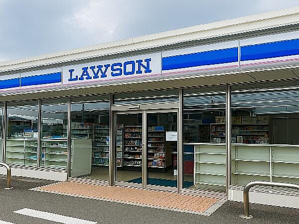 ローソン鹿児島喜入中名店まで1887m、ちょっとした買い物にも便利♪最寄りに『ローソン』があります。