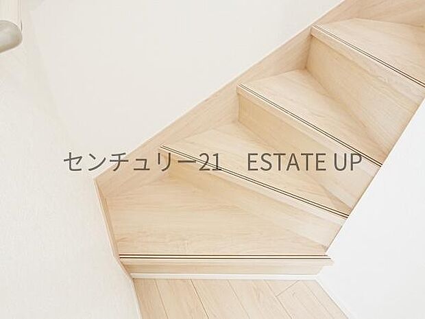 【階段】階段の途中でふと顔を合わせる、そんな日常の一コマが愛おしい。
