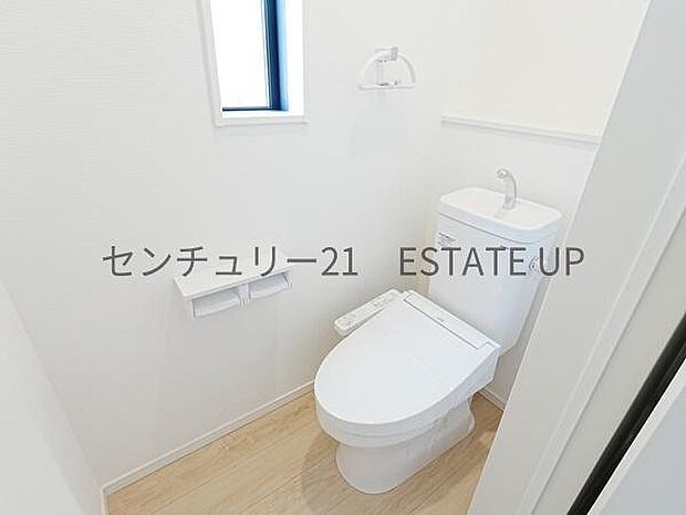 【トイレ】二階トイレ。各階にトイレが付いているので、忙しい朝の時間帯にも安心。