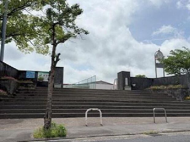 鹿児島市立西紫原中学校まで1672m、西紫原中学校では、校訓「真理・創造・勉学健康・敬愛・協和」を大切にしています。