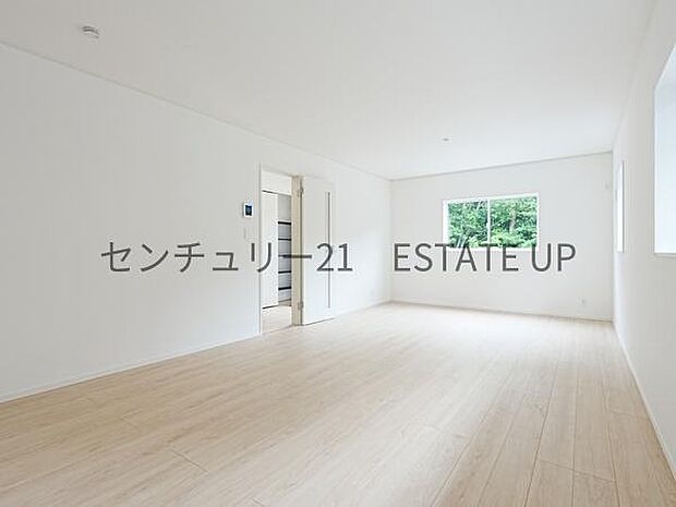 【リビング】ご家族皆様でゆったりとお過ごしいただけるリビングです。
