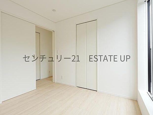 【洋室】バルコニーに面した明るい洋室です。