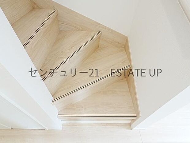 【階段】階段の途中でふと顔を合わせる、そんな日常の一コマが愛おしい。