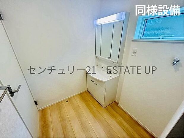 【同様設備 洗面台・洗面所】スペースの広い洗面所が特徴