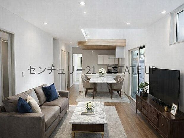 【リビング】リビング空間にキッチンがあり、みんなで食事を楽しめる空間。※ホームステージングしているイメージ図です。