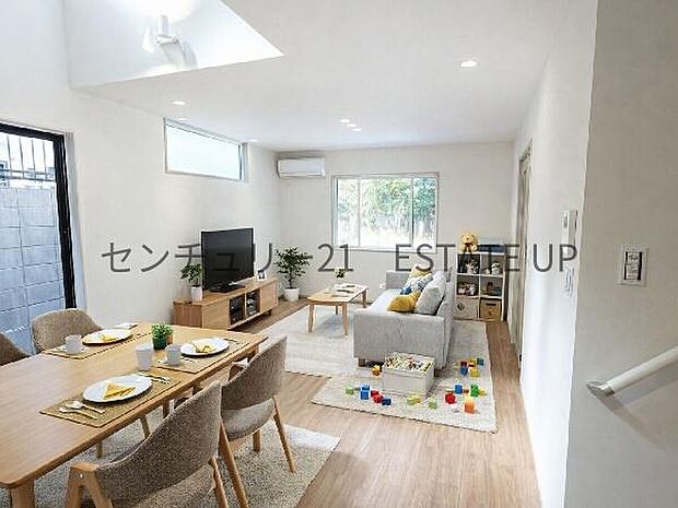 【リビング】広々としたリビング空間で、家族団らんや来客時にもゆったり過ごせる心地よい空間。※ホームステージングしているイメージ図です。
