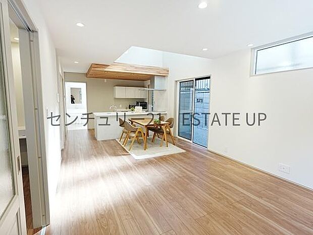 【リビング】心地いい光が差し込みます。過ごしやすいリビングで家族が快適な日々が送れます。