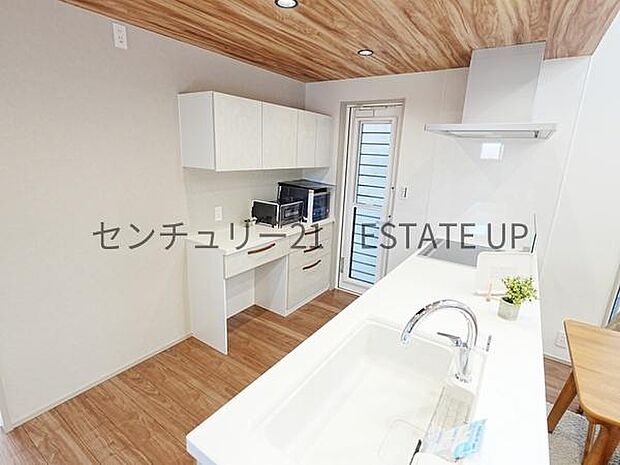 【キッチン】背面にカップボードが備わっておりたくさん収納可能です♪