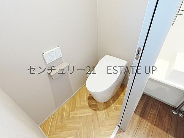 【トイレ】温水洗浄便座付きのトイレです。