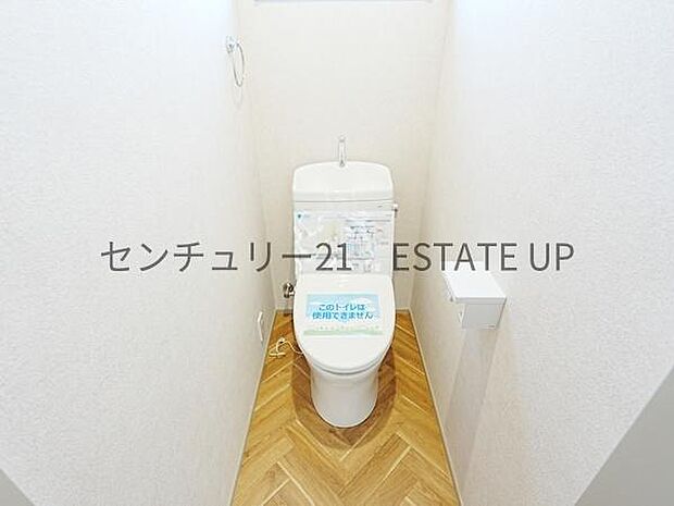 【トイレ】二階トイレ。各階にトイレが付いているので、忙しい朝の時間帯にも安心。