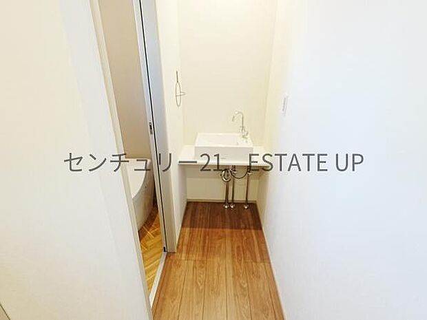 【トイレ】二階トイレ横の洗面台。鏡もつけて朝の忙しい時間帯も混まず安心♪